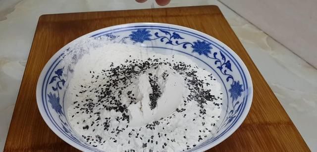 我家面粉就爱这样做,加4个鸡蛋,做法比麻花简单,比油条都好吃