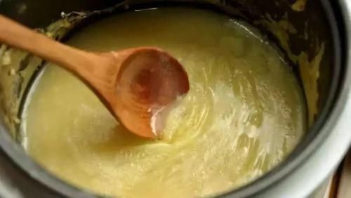 熬小米粥时,只加水是不行的,多加这样“东西”,米油多还分层