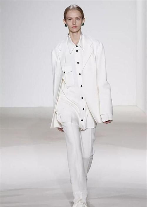 阔腿裤凭什么能火好几年？看完这些“高水准穿搭”，你就明白了