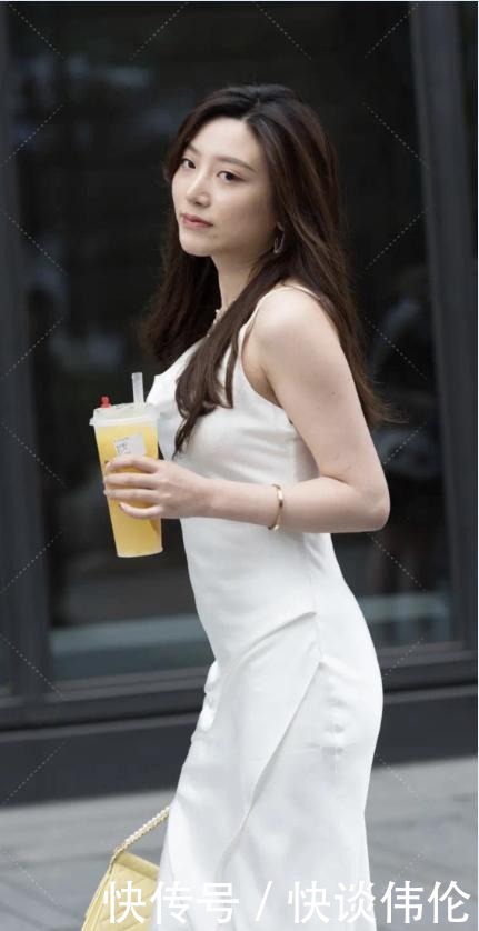 吊带裙照样穿出女人的韵味,经典的白色款式,清纯脱俗又不失性感