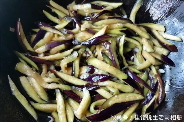 茄子|茄子和这个食材是绝配，做法少油更健康，好吃入味更下饭