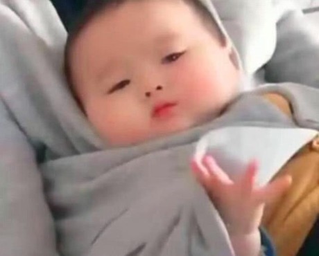爸爸|又一位宝爸因独特的抱娃姿势火了,网友爸爸带娃,活着就行