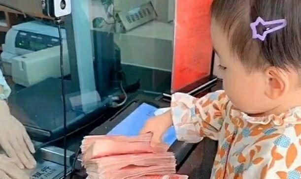 “最小富婆宝宝”存钱火了,惹网友嫉妒活得不如一个穿尿不湿的