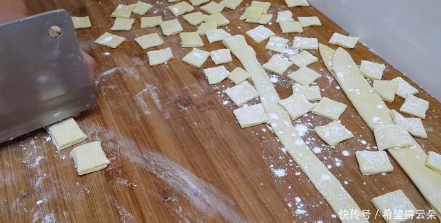 小零食|面粉这样做太神奇了,加3个鸡蛋,个个焦脆香甜,一口一个真过瘾