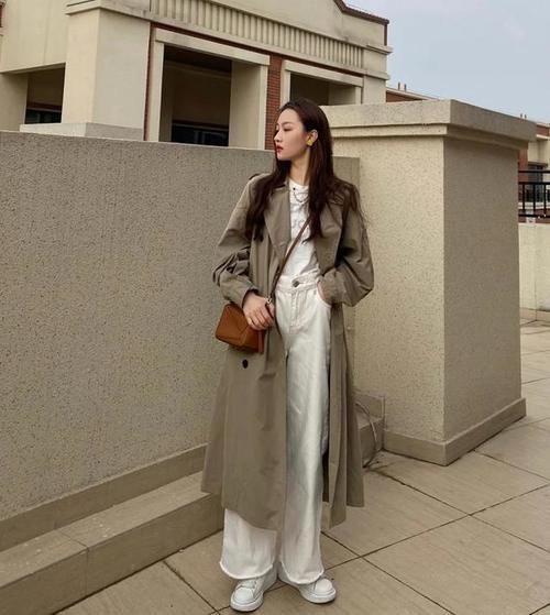 今年早春，很流行穿“风衣＋小白裤”，这样搭配简约又时髦