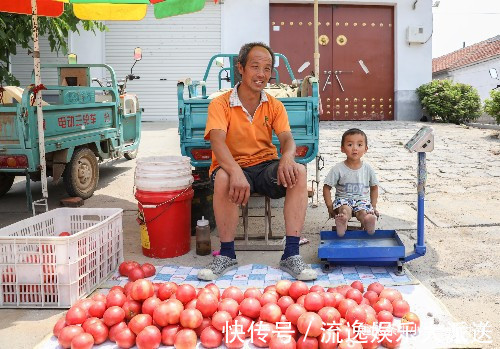 37度高温，农村2岁娃跟着爷爷做生意，土豆当玩具，看得心疼