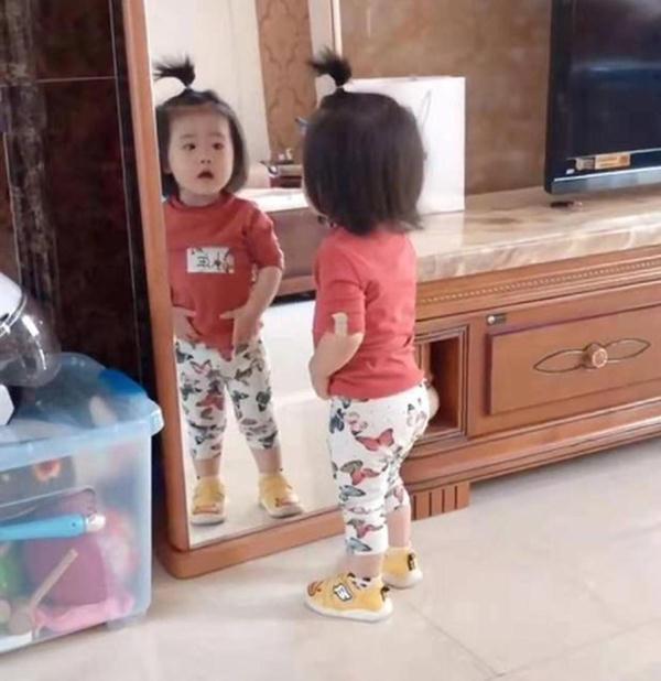 小女孩|女儿照镜子看小蛮腰没了,宝妈忍不住笑,网友:像极了减肥失败