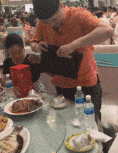 |搞笑GIF:妹子,佩服佩服,这都可以过来啊