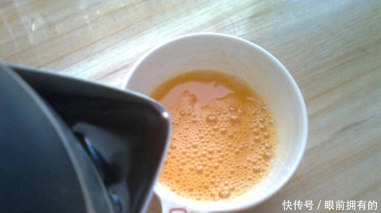蒸鸡蛋,加水后直接蒸就大错特错!多做2步,细腻嫩滑,像豆腐脑