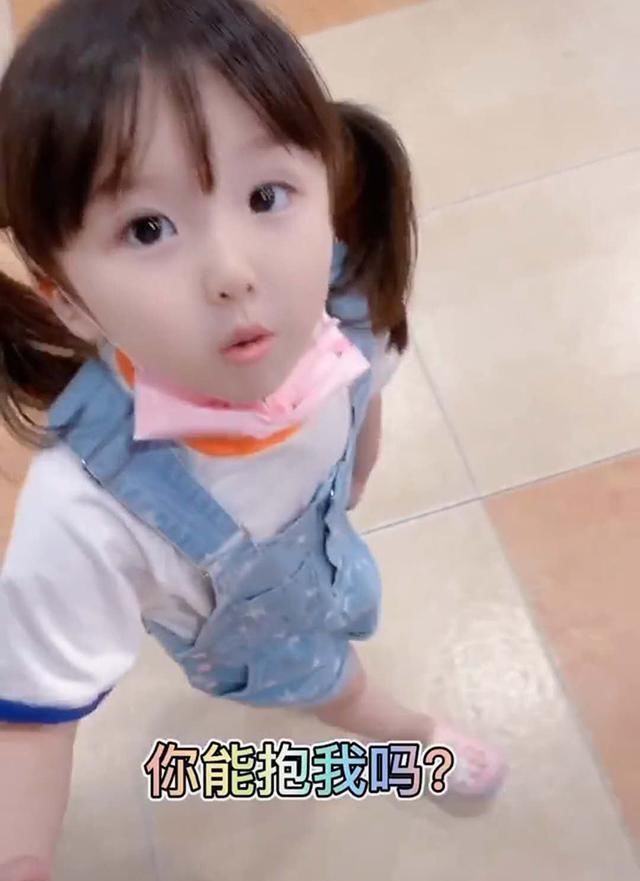 抱抱|女儿逛商场累了向爸爸求抱抱,爸爸当场拒绝,随后女儿一句话让爸爸妥协