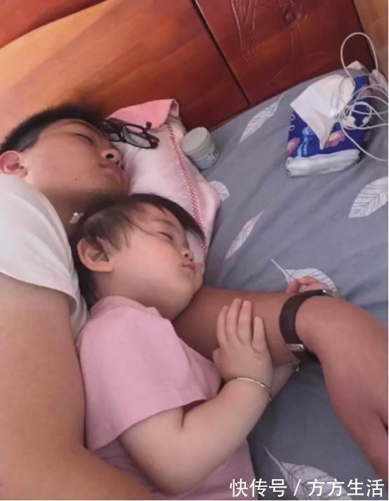 女儿|爸爸抱着女儿睡觉,旁边的儿子一脸无辜,儿子:我应该是失宠了