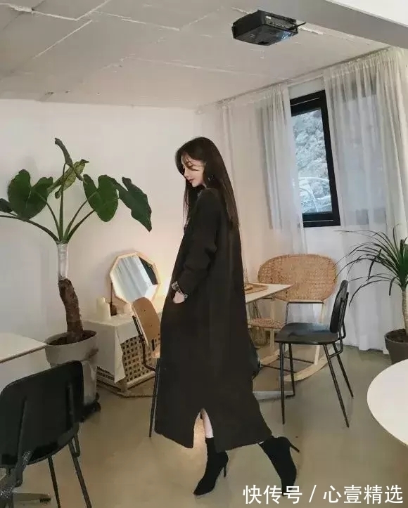 衣裙|女神孙允珠高清时尚搭配:英格兰条纹混彩星辰玫瑰衣裙