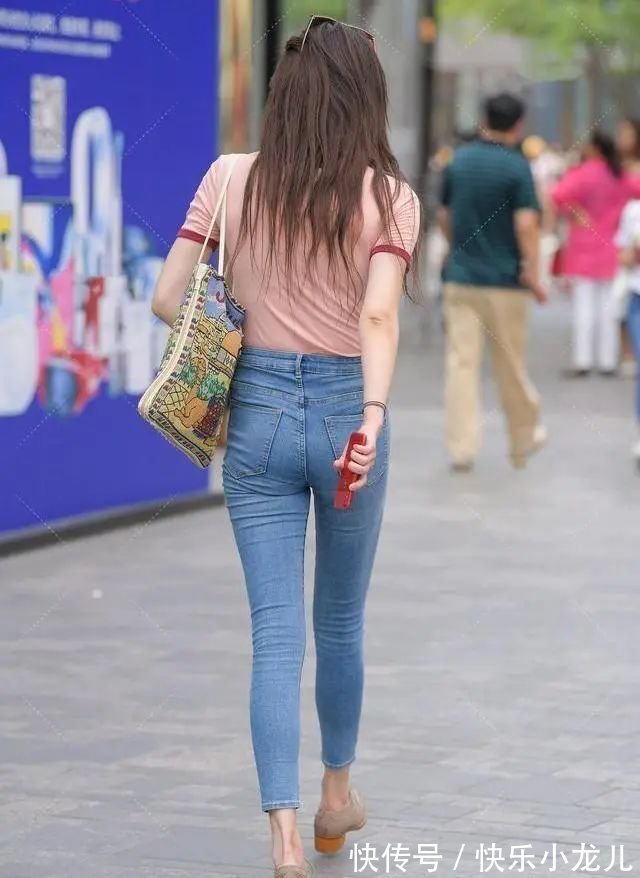 长裤 灰绿色长袖T恤搭配黑色打底裤,修饰身材比例,更显气质