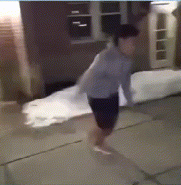 尴尬|妹子,当伴娘注意点形象好吗?被伴郎看见多尴尬,长点心吧!