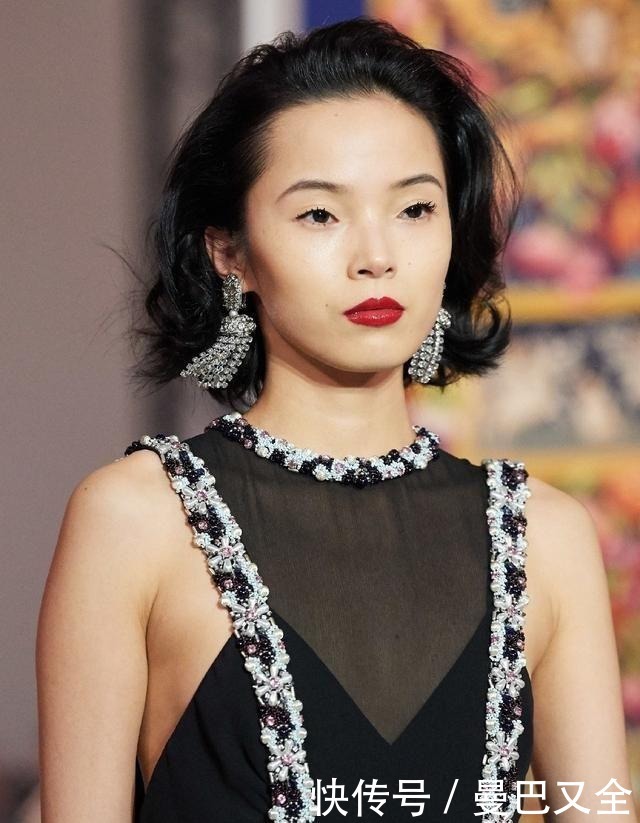 “超模”雎晓雯,穿无袖流苏连衣裙,配性感红唇洋溢优雅高贵气氛