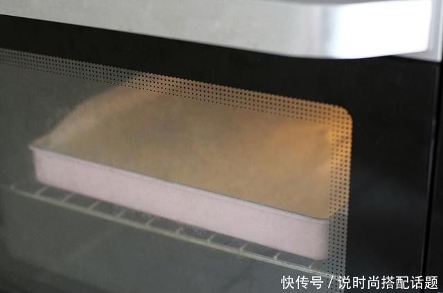 一款不用抹面的奶油蛋糕,非常适合新手学做,颜值和味道不输买的