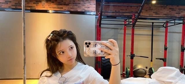 王奕萌|王奕萌Cos逆水寒OL翻车,手臂粗壮下巴明显,被调侃 “出肉装”