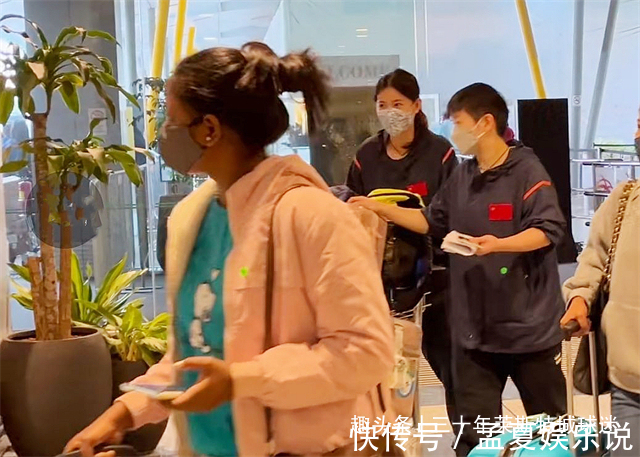李隼|国乒队花人美心善!帮孙颖莎推箱任劳任怨,白发主帅太累走路不稳