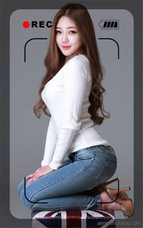 紧身牛仔裤 紧俏修身的牛仔裤,让美女成为街头,一道抹不去的风景