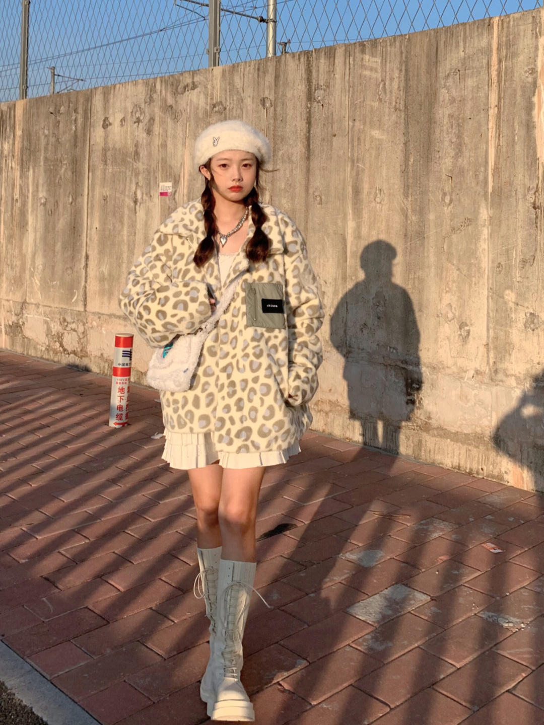 豹纹 秋天不要只会穿风衣了,今年流行“羊羔毛外套”,保暖舒适还温柔