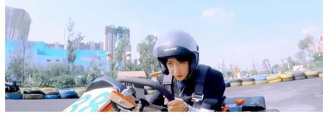 王一博主动“上交”百天照,粉丝表示酷盖这转变跟不上~