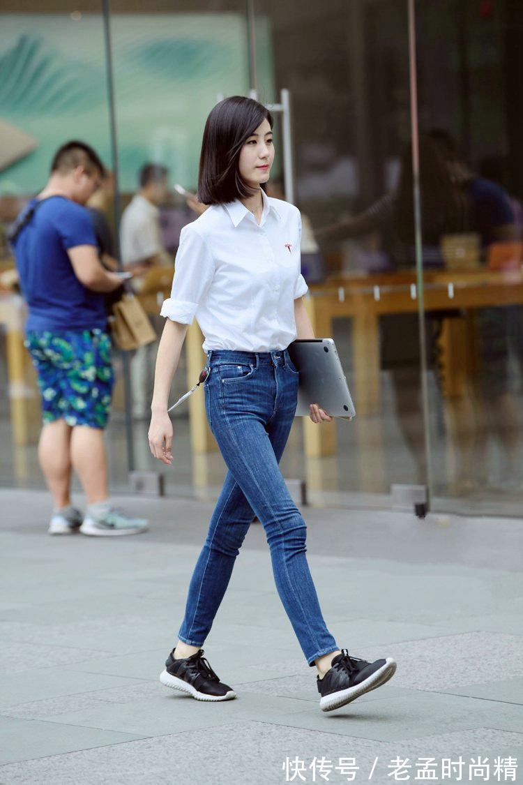 职场|街拍:穿搭清爽干练,风采十足,这样的职场美女值得点赞!