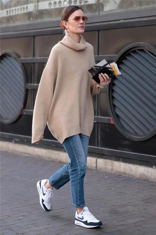 “高领打底衫”该准备起来了，保暖又高级，美翻了