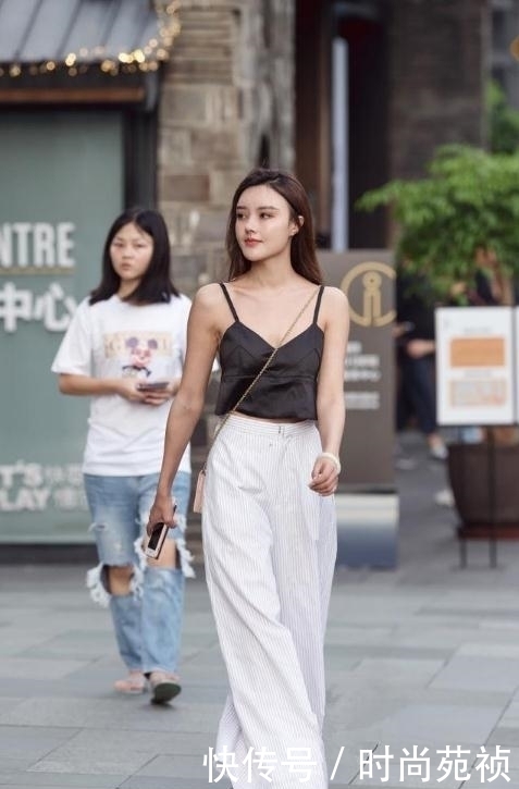 上衣|街拍:美女身穿棕色紧身上衣搭配白色长裤,美丽时尚