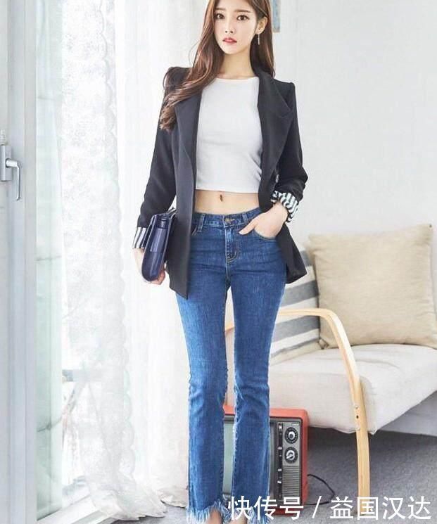 时尚穿搭，小姐姐搭配牛仔裤，露出小蛮腰秀身材