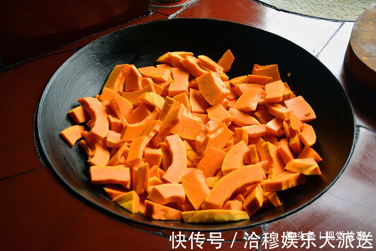 土锅灶|山村68岁大爷行动不便，老伴在家做美食，全给儿媳妇吃