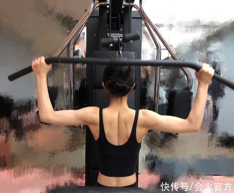 偷拍|赵丽颖在机场被偷拍,身上背着铁水壶获多人护送,一双漫画腿吸睛