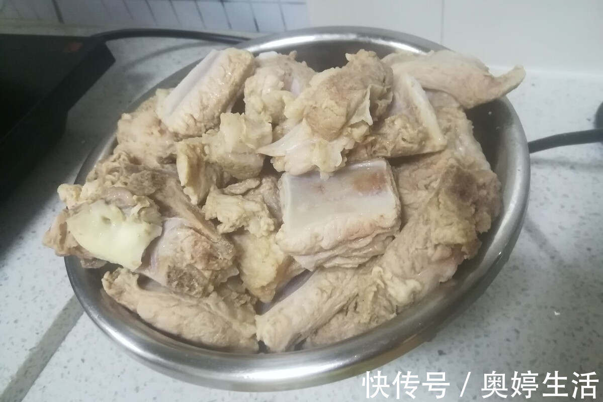 炖排骨,切记不要直接焯水,牢记这1步,排骨更鲜嫩,不腥也不柴