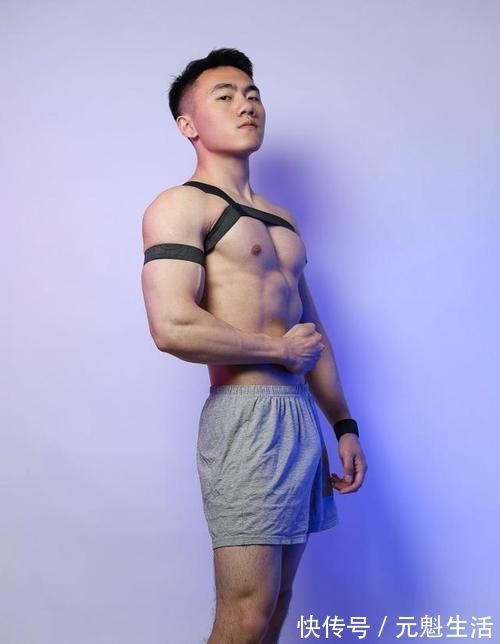 束身带|型男范十足的健身小哥哥,黑色束身带对于肌肉男来说,有效果吗?
