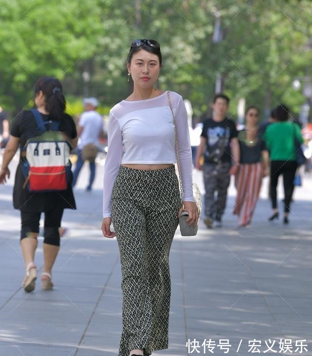 利落 漂亮有气质的瑜伽裤装扮时尚不失优雅,时尚大方又舒适,弹力十足