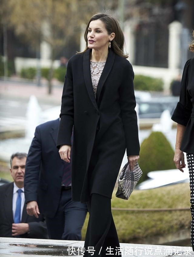 深色 降温怎么穿搭西班牙王后抗冻有一套，时尚并不意味着一定露腿！