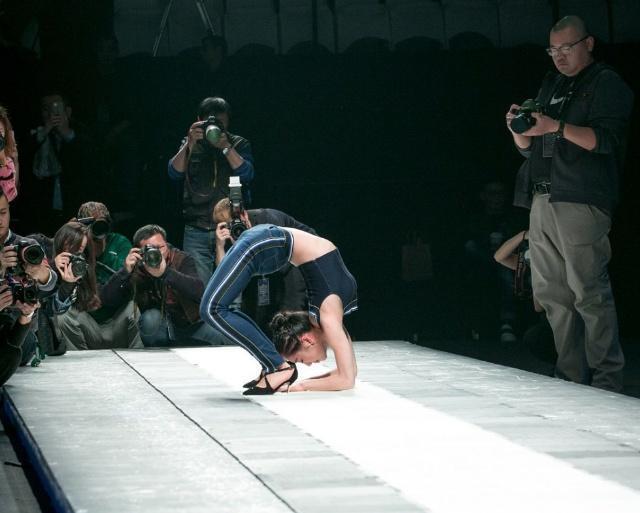 柔术@中国第一柔术美女,轻松打破吉尼斯纪录,网友:这姿势好眼熟