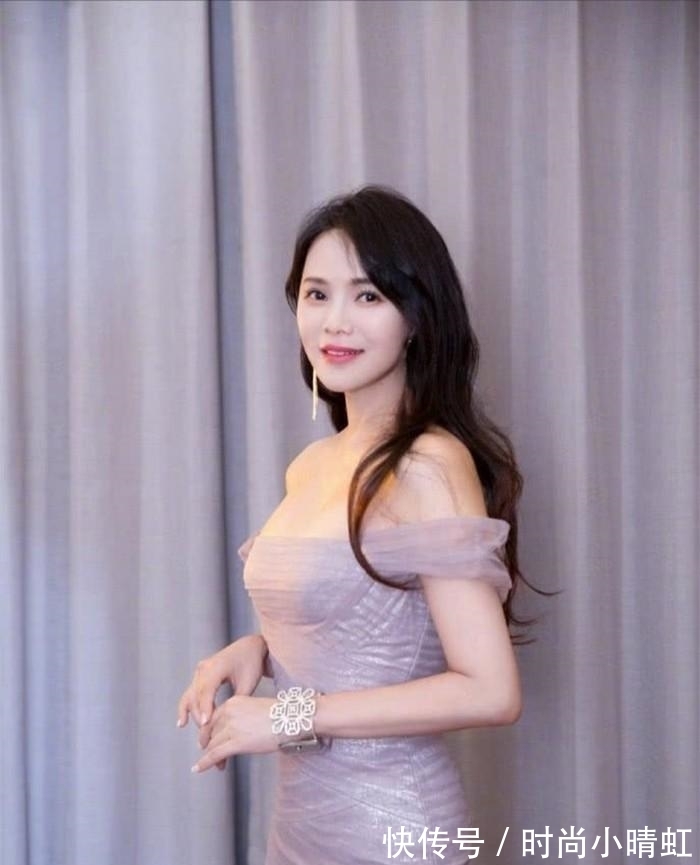 中长发 50岁左右的女人，发型不要留羊毛卷和黑长直，这些更洋气
