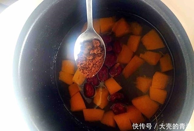 入冬后,女人常喝这碗汤,脸色红润、气色佳,营养媲美阿胶!