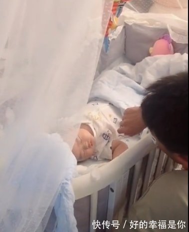 相处|儿子27岁时,妈妈生下二胎,兄弟俩相处的“画风”让网友怀疑人生