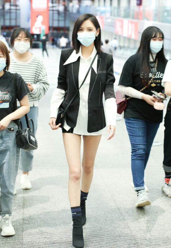 造型|张予曦真洋气,白衬衫配黑西装干练利落,秀出“漫画腿”真让人酸