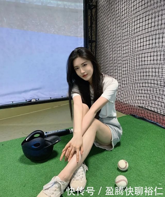 赏析|壁纸赏析12——悠闲运动风高甜美少女