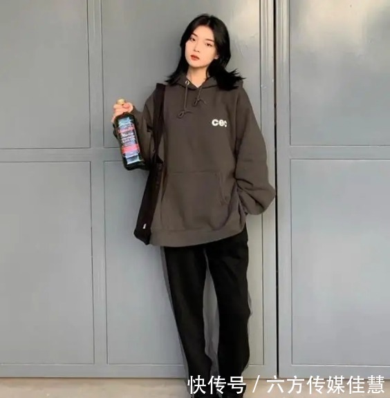  太冷|穿连帽卫衣少配裙子，太冷！学学下面潮人，搭这几条裤子保暖时髦