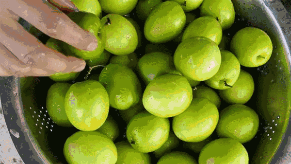 本草再新|经常吃的它,体内竟有千金良药,很多人都扔了!