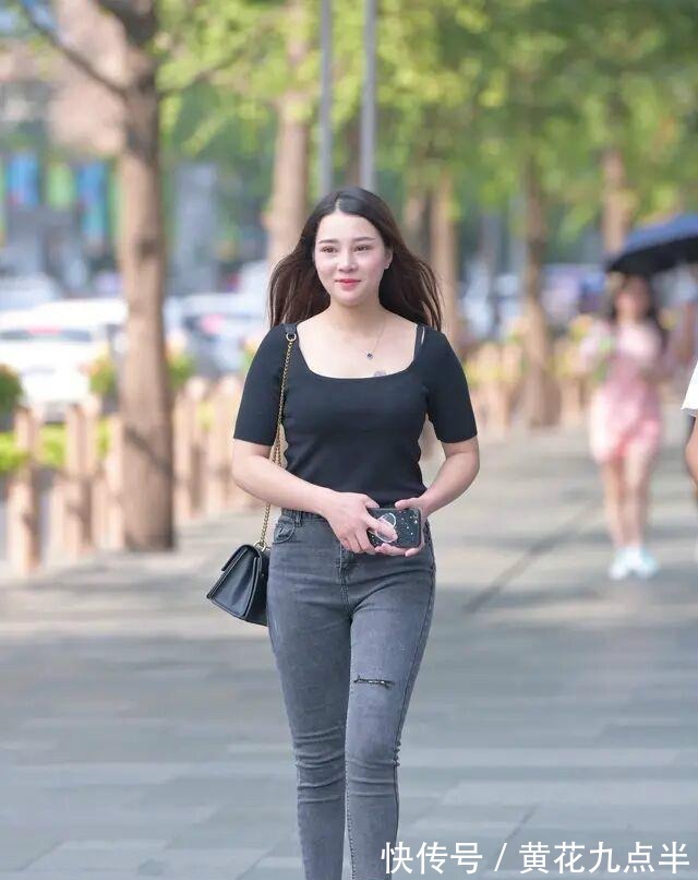 一字|美丽牛仔裤的美女,选择时髦装扮,白里透白