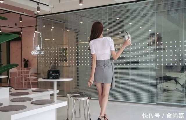  超级|街拍：超级长腿大美女，白T恤漂亮极了！