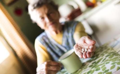 喝茶|用茶叶水喂药，到底对药性影响有多大？医生告诉您