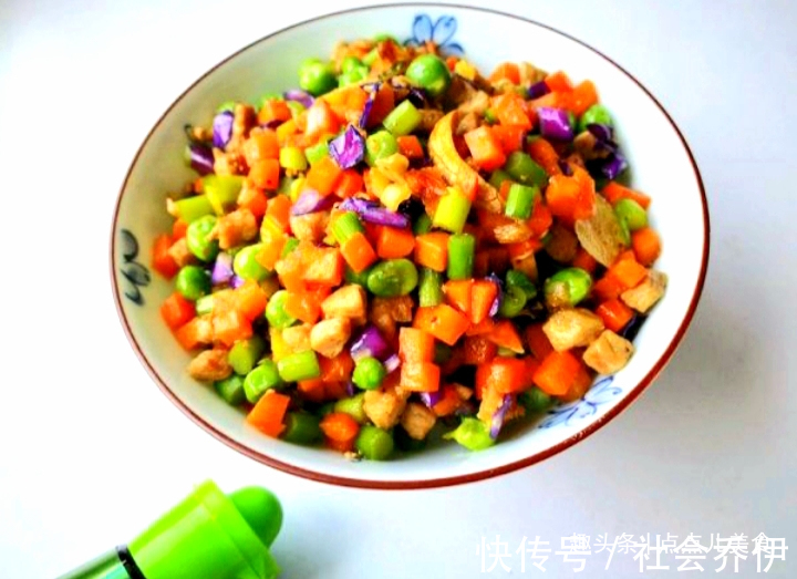 小碗|玉米面搭配各种时蔬,做出既有颜值营养又均衡玉米小碗,口感超棒