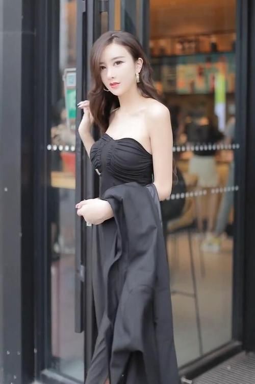 都市女郎风的形象，一身单调黑色，凸显出高级感