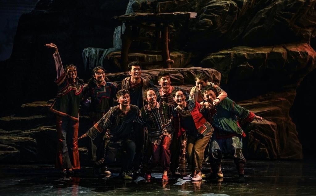  上演|演员在6米高空中起舞，全国脱贫攻坚题材舞台艺术优秀舞剧《悬崖村的幸福路》上演