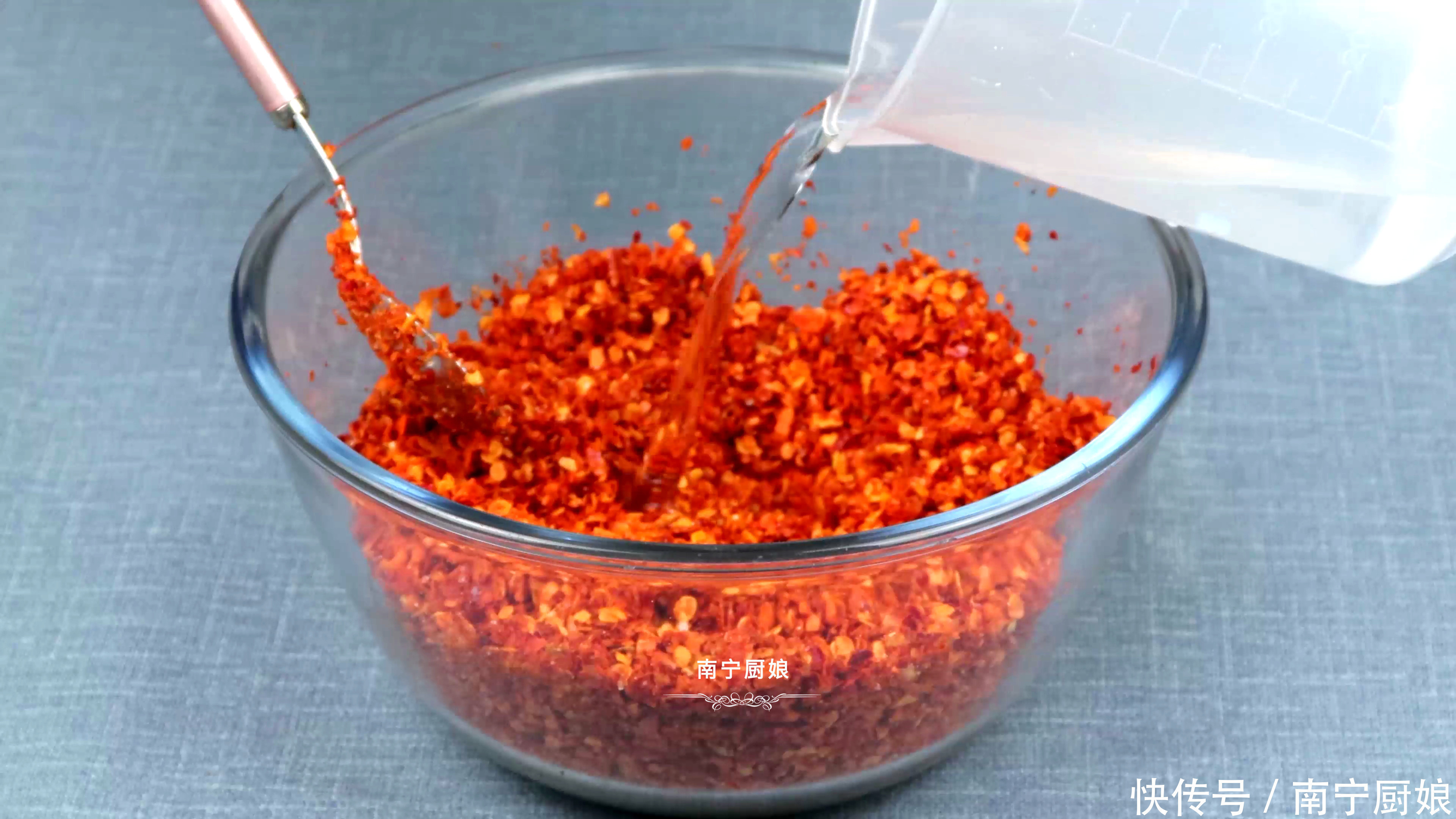 做辣椒油时，一定不要直接泼热油，多做一步，辣椒油想不好吃都难